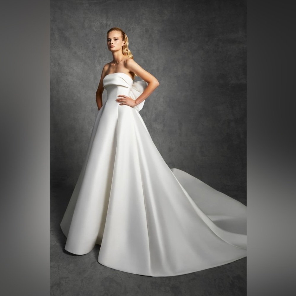 VIKTOR & ROLF A line bow wedding dress, FALL WINTER 2023-2024